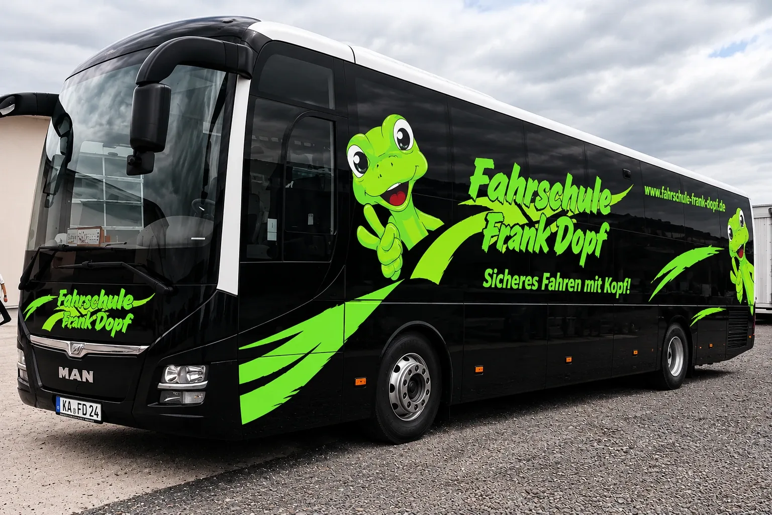 Reisebus der Fahrschule Frank Dopf mit Gecko-Branding